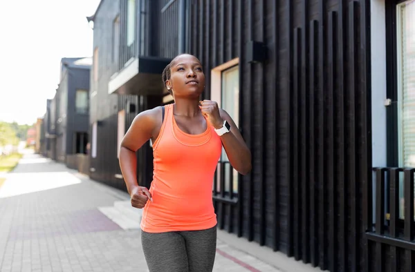 도시에서 뛰고 있는 젊은 아프리카계 미국 여성 — 스톡 사진