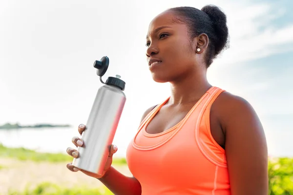 Femme afro-américaine boire de l'eau après le sport — Photo