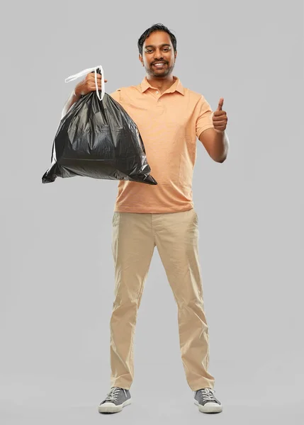 Gelukkig indisch man met vuilniszak tonen duimen omhoog — Stockfoto