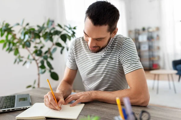 Homem com notebook e laptop no escritório em casa — Fotografia de Stock