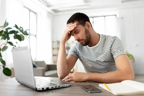 Gestresste man met laptop aan het werk op kantoor — Stockfoto