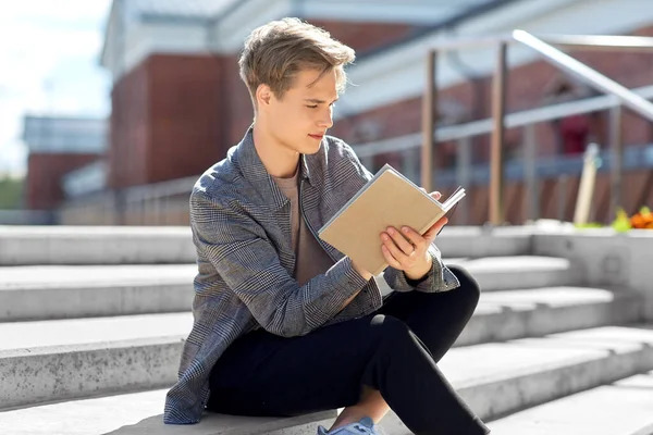 Jeune homme avec carnet ou carnet de croquis en ville — Photo