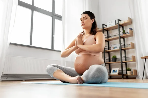 Happy pregnant woman meditating at home — Stock Photo, Image