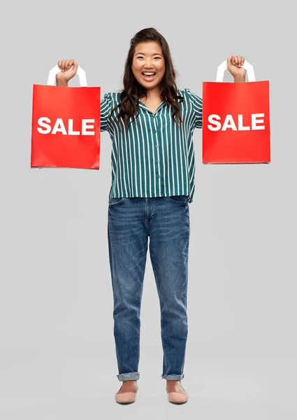 Glücklich asiatische Frau mit Einkaufstüten — Stockfoto