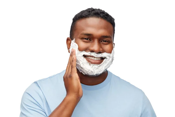 Uomo afroamericano con crema da barba sulla barba — Foto Stock