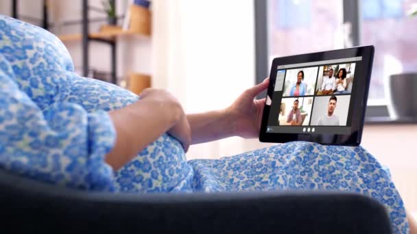 Вагітна жінка з планшетним ПК має відеодзвінок — стокове відео