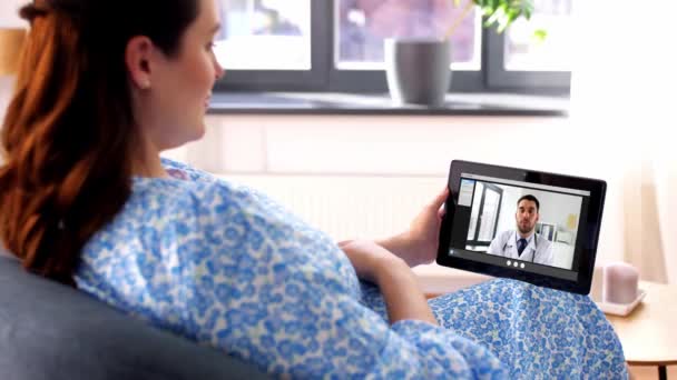 Femme enceinte ayant un appel vidéo avec le médecin — Video