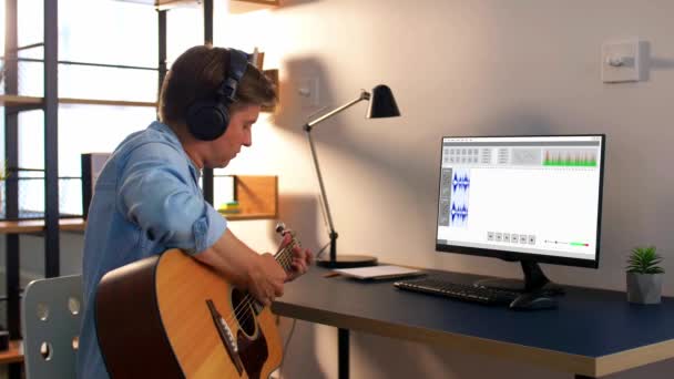 Homme jouer de la guitare et enregistrer de la musique à la maison — Video