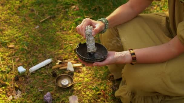 Mujer o bruja realizando un ritual mágico en el bosque — Vídeo de stock