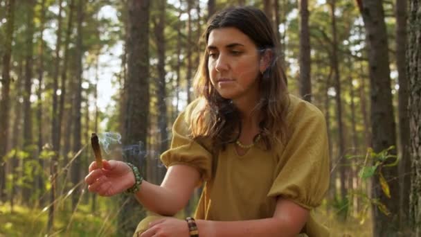 Femme ou sorcière effectuant un rituel magique dans la forêt — Video