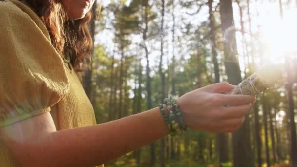 Mujer o bruja realizando un ritual mágico en el bosque — Vídeo de stock