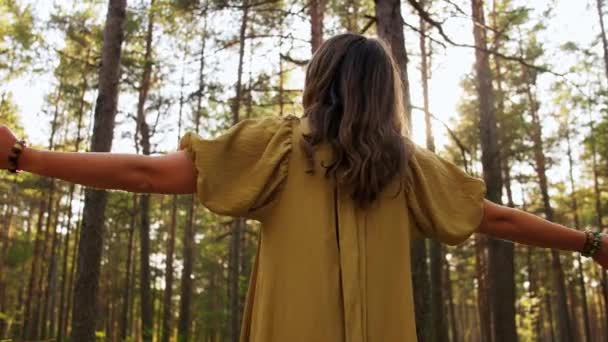 Mujer o bruja realizando un ritual mágico en el bosque — Vídeos de Stock