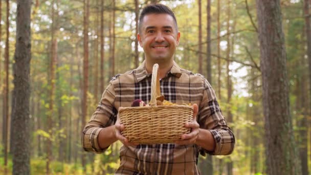Boldog ember kosár szedés gomba az erdőben — Stock videók