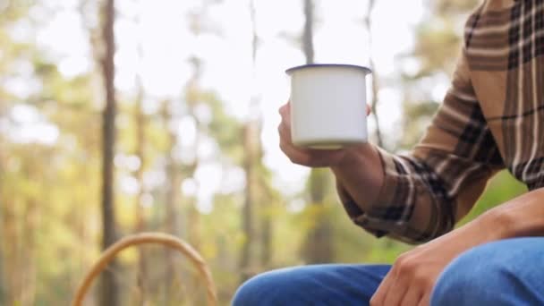 Homme avec panier de champignons boissons thé en forêt — Video