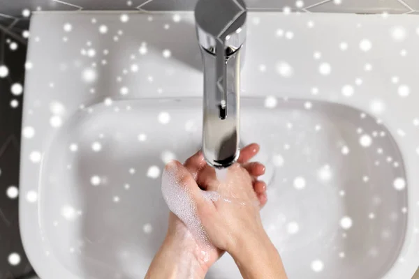 Close up de mulher lavar as mãos com sabão líquido — Fotografia de Stock