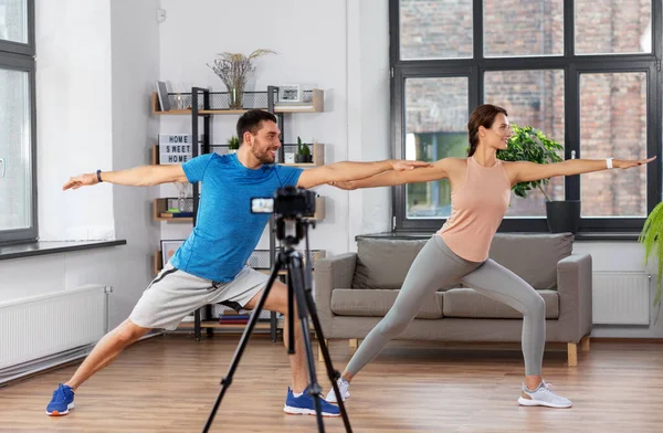 Pareja grabación casa yoga clase vídeo Imágenes De Stock Sin Royalties Gratis