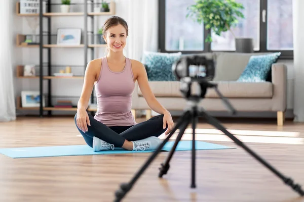 Mujer o deporte blogger streaming en línea en casa — Foto de Stock