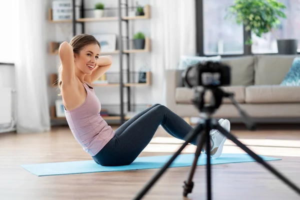 Mujer o deporte blogger streaming en línea en casa — Foto de Stock