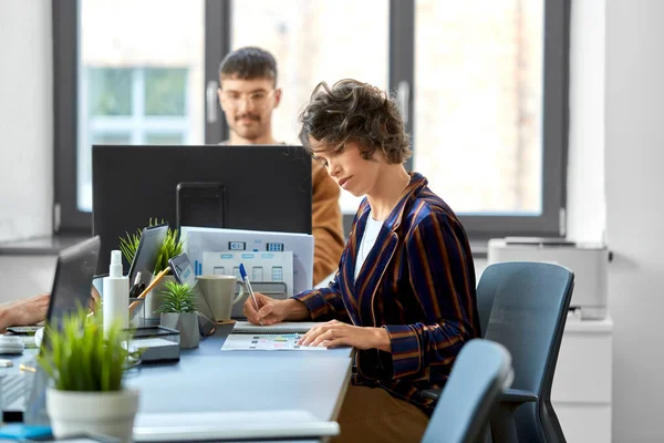 Mulher criativa trabalhando na interface do usuário no escritório — Fotografia de Stock