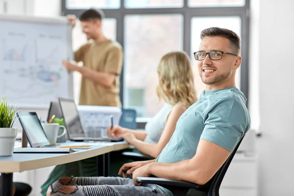 Feliz sorrindo homem em óculos na conferência de escritório — Fotografia de Stock