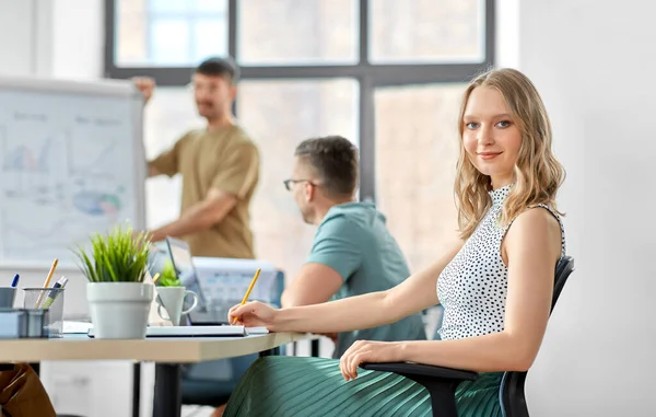 Sorridente empresária em conferência de escritório — Fotografia de Stock