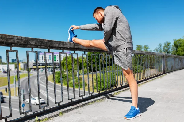 Köprüde bacak esneten bir adam — Stok fotoğraf