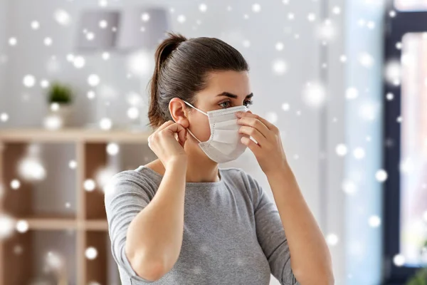 Ung kvinna bär skyddande medicinsk mask — Stockfoto