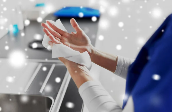 Lékař nebo zdravotní sestra sušení rukou s papírovou tkaninou — Stock fotografie