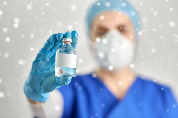 Nahaufnahme der Hand eines Arztes mit einer Flasche Medizin — Stockfoto