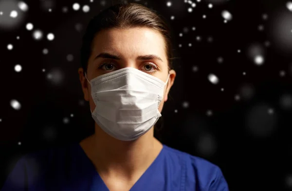Ärztin oder Krankenschwester mit medizinischer Gesichtsmaske — Stockfoto