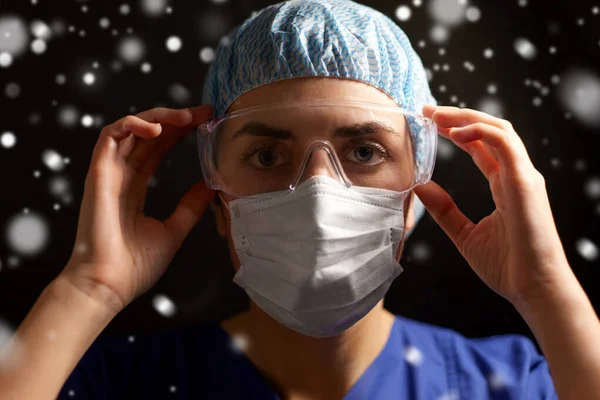 Ärztin oder Krankenschwester mit Brille und Mundschutz — Stockfoto