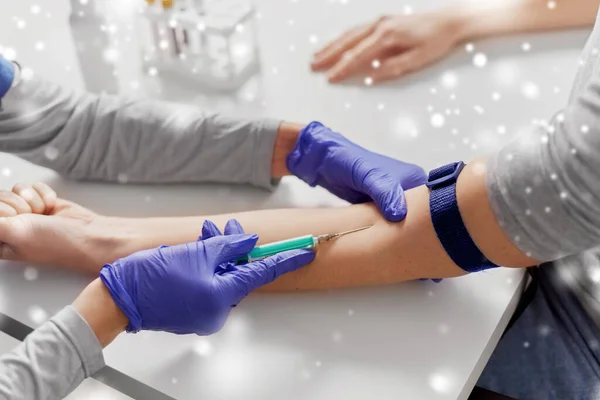 Arzt entnimmt Patienten Blut für Test aus der Hand — Stockfoto