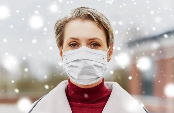 Jovem mulher usando máscara médica protetora — Fotografia de Stock