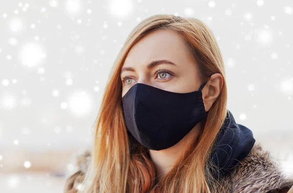 Kvinna bär skyddande återanvändbar barriär mask — Stockfoto