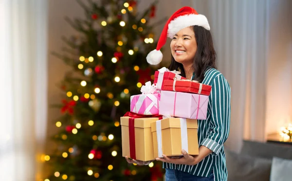 Feliz mulher asiática com presentes de Natal em casa — Fotografia de Stock