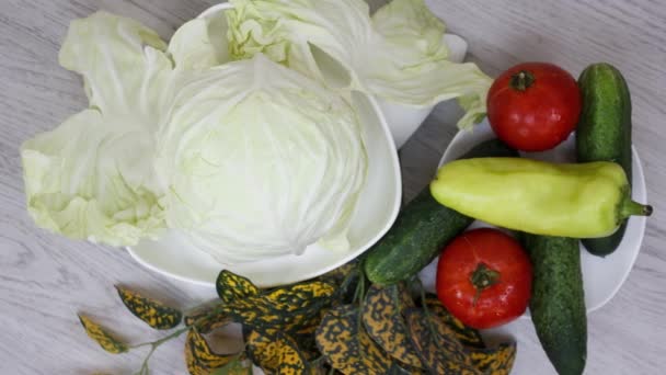 Nahaufnahme von frischem Gemüse auf dem Küchentisch  
