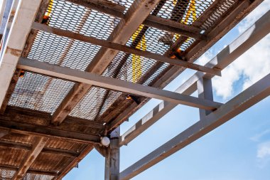 Beyaz bir arka plan üzerinde çelik boru hattı