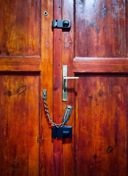 Puerta de madera y cerrada con llave —  Fotos de Stock