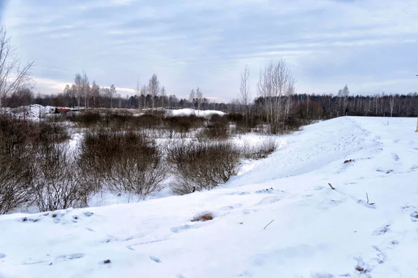 Snötäckta Kullar Vid Floden Vitryssland — Stockfoto