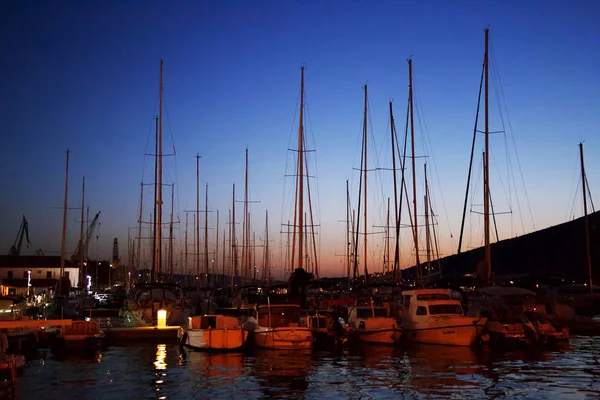 Zonsondergang in de haven voor jachten. Kroatië — Stockfoto