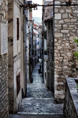 Akdeniz şehrin dar sokaklarında. Sibenik. Hırvatistan.