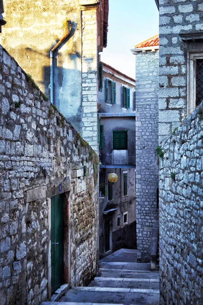 Smalle straatjes van mediterrane stad. Sibenik. Kroatië. — Stockfoto