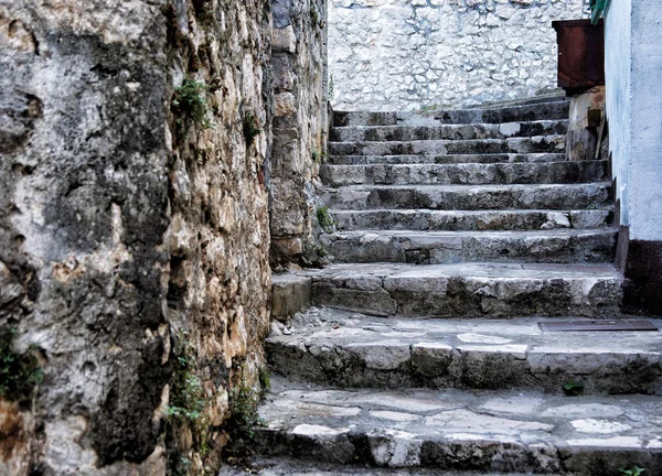 Sten trappan utanför staden — Stockfoto