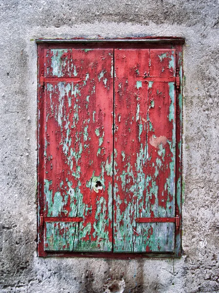 Ventana antigua con persianas de madera en la pared — Foto de Stock