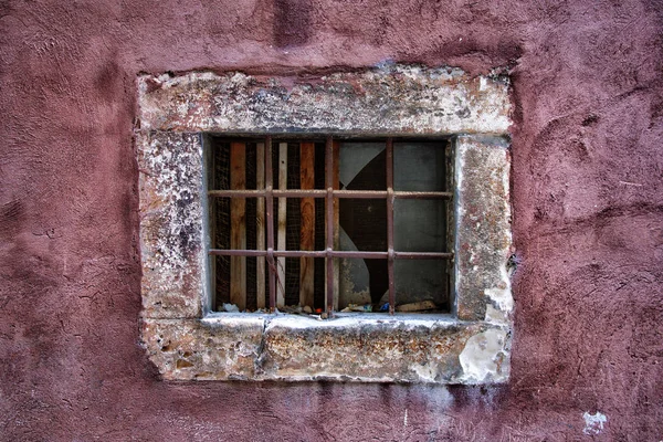 Alte Fenster mit Gitterstäben. — Stockfoto