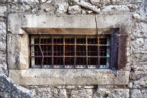 Vintage eski cam kafes metal çubuklarla. — Stok fotoğraf