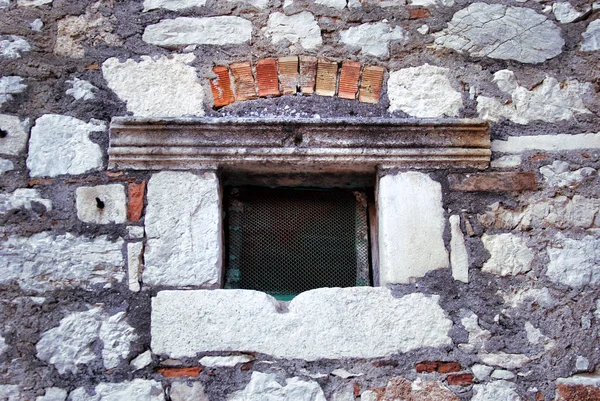 Alte Fenster mit Gitterstäben. — Stockfoto
