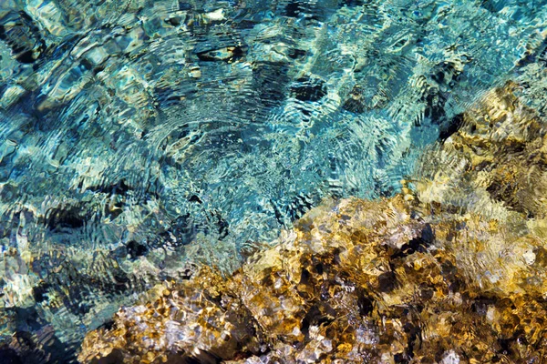 Água do mar muito limpa e azul — Fotografia de Stock