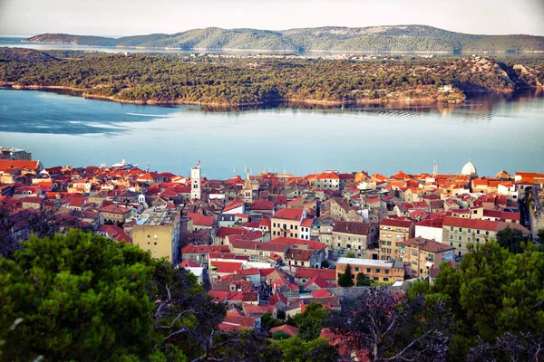 Antica città Sibenik sulla costa adriatica — Foto Stock