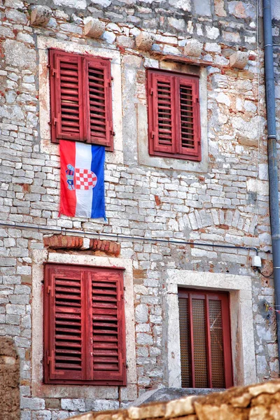 Bandeira Croata Sob Uma Janela Fechada Vermelha Sibenik Croácia — Fotografia de Stock